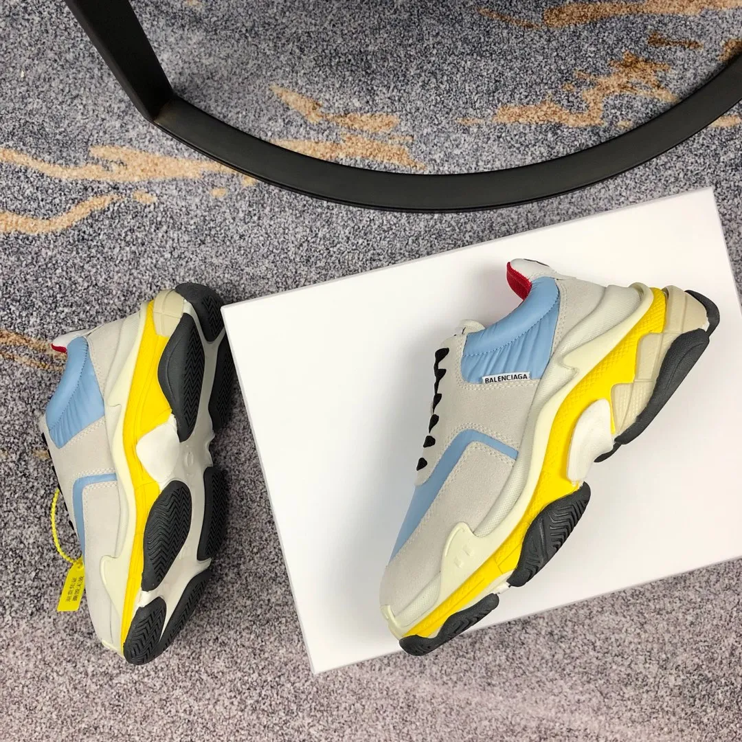 👟👟Ex-factory price 800👟👟 Balenciaga second generation 17 colors🖤 Balenciaga Triple-s Balenciaga-dad shoes. The world’s most popular retro jogging shoes 🔥. 🔺Retro distressed craftsmanship ~ original combination sole, heavy craftsmanship, not a low-end 2-layer combination sole! The upper is made of imported parachute cloth spliced ​​with nubuck matte, priced at 24 yuan per foot, which is different from the ordinary canvas on the market! The back is covered with cowhide high-frequency embossing! ⚠️When purchasing authentic products at the counter, I specifically asked the clerk about the materials. Size: 35-41 yards, men’s size 39-45, matching cloth bag, shoelaces, complete certificate of certification/men’s model will be notified later.